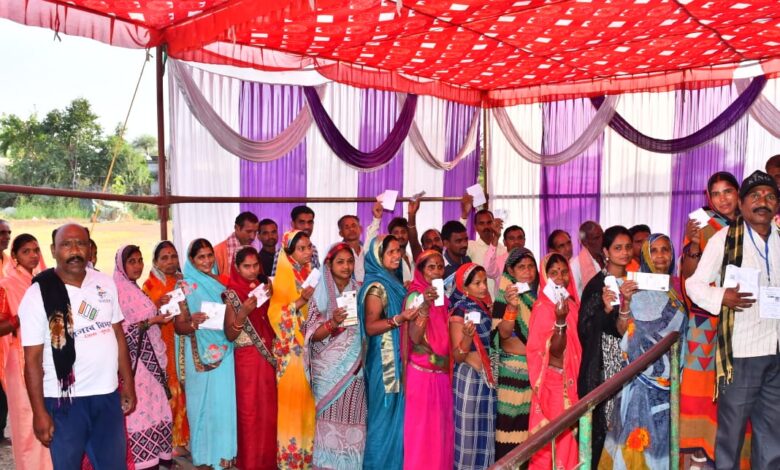 लोकसभा निर्वाचन 2024 : मतदान के लिए महिलाओं, बुजुर्गों, दिव्यांगों तथा युवाओं में दिखा अभूतपूर्व उत्साह लोकसभा निर्वाचन 2024 : मतदान के लिए महिलाओं, बुजुर्गों, दिव्यांगों तथा युवाओं में दिखा अभूतपूर्व उत्साह