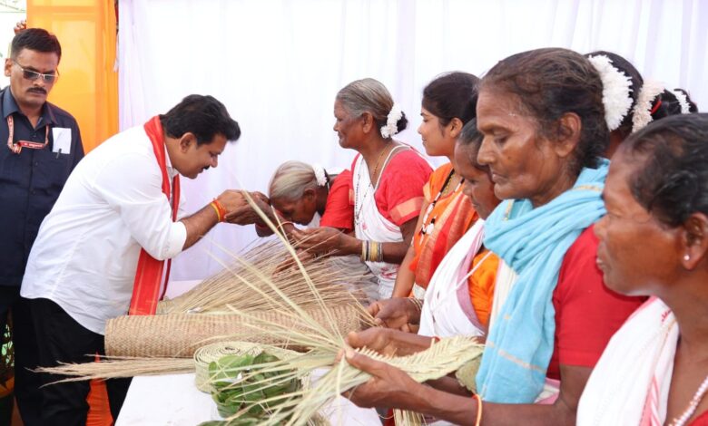 बस्तर की आत्मा है इसकी संस्कृति, आतंक से मुक्त पंचायतों को मिलेगा एक करोड़ का विकास पैकेज – उपमुख्यमंत्री विजय शर्मा* बस्तर की आत्मा है इसकी संस्कृति, आतंक से मुक्त पंचायतों को मिलेगा एक करोड़ का विकास पैकेज – उपमुख्यमंत्री विजय शर्मा*