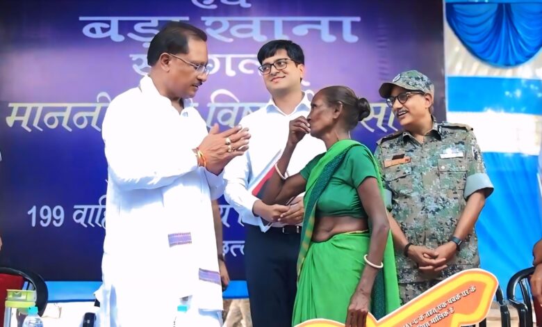 मुख्यमंत्री को माँ ने दिया अपना आशीर्वाद—स्नेह से छुआ गाल, हृदय से कहा धन्यवाद मुख्यमंत्री को माँ ने दिया अपना आशीर्वाद—स्नेह से छुआ गाल, हृदय से कहा धन्यवाद