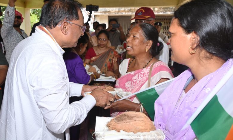 मुख्यमंत्री ने तिरंगा यात्रा के अवसर पर शहीदों के परिजनों को शाल और श्रीफल भेंटकर सम्मानित किया मुख्यमंत्री ने तिरंगा यात्रा के अवसर पर शहीदों के परिजनों को शाल और श्रीफल भेंटकर सम्मानित किया