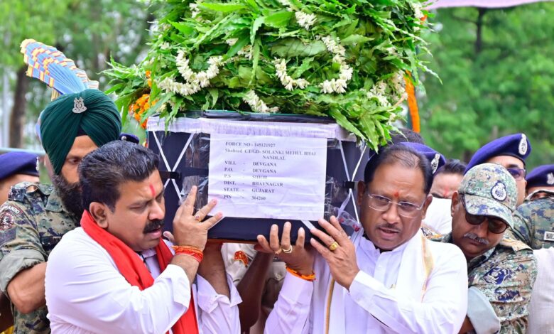 मुख्यमंत्री ने नक्सल मुठभेड़ में शहीद जवान मेहुल भाई को दी श्रद्धांजलि मुख्यमंत्री ने नक्सल मुठभेड़ में शहीद जवान मेहुल भाई को दी श्रद्धांजलि