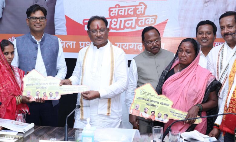 मुख्यमंत्री ने बिरहोर महिलाओं को सौंपी पक्के आवास की चाबी मुख्यमंत्री ने बिरहोर महिलाओं को सौंपी पक्के आवास की चाबी