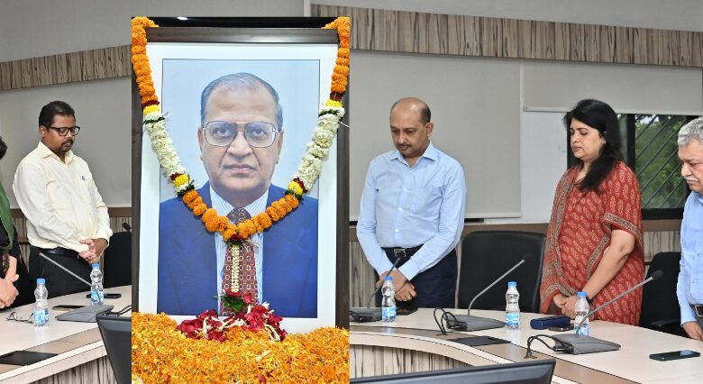 मंत्रालय में अधिकारियों ने स्वर्गीय अरूण कुमार को दी श्रद्धांजलि मंत्रालय में अधिकारियों ने स्वर्गीय अरूण कुमार को दी श्रद्धांजलि