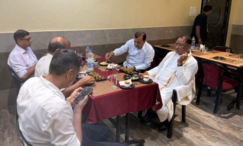 मुख्यमंत्री विष्णुदेव साय ने सिमगा में ढाबा में किया भोजन, स्थानीय लोगों से की आत्मीय बातचीत मुख्यमंत्री विष्णुदेव साय ने सिमगा में ढाबा में किया भोजन, स्थानीय लोगों से की आत्मीय बातचीत