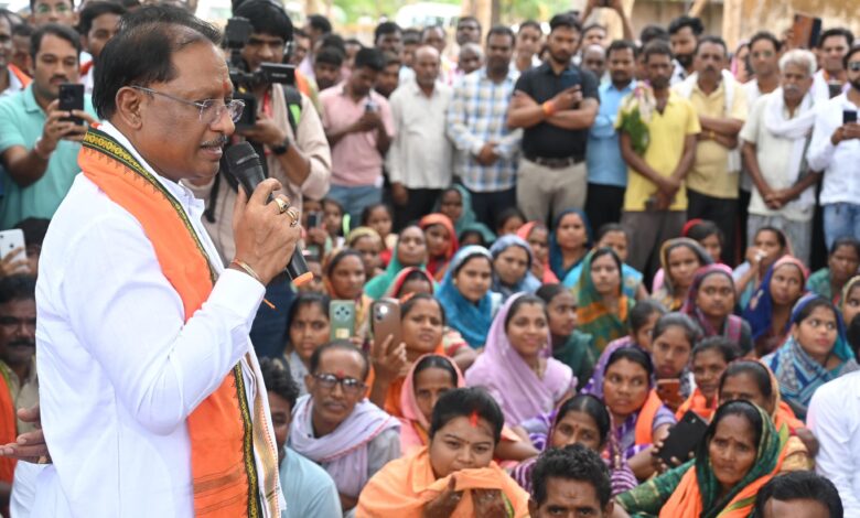 गुलमोहर पेड़ के नीचे लगी मुख्यमंत्री की चौपाल: सारंगढ़-बिलाइगढ़ जिले के ग्राम कनकबीरा में उतरा मुख्यमंत्री का उड़नखटोला गुलमोहर पेड़ के नीचे लगी मुख्यमंत्री की चौपाल: सारंगढ़-बिलाइगढ़ जिले के ग्राम कनकबीरा में उतरा मुख्यमंत्री का उड़नखटोला