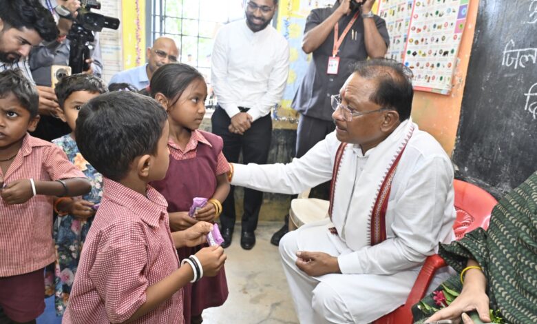 सुशासन तिहार के दौरे पर मुख्यमंत्री अचानक पहुंचे मांदरी गांव के आँगनबाड़ी केंद्र सुशासन तिहार के दौरे पर मुख्यमंत्री अचानक पहुंचे मांदरी गांव के आँगनबाड़ी केंद्र