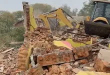 बारिश के बीच चला बुलडोजर, नकटी ग्राम के सैकड़ों लोग हुए बेघर