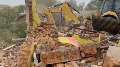 बारिश के बीच चला बुलडोजर, नकटी ग्राम के सैकड़ों लोग हुए बेघर बारिश के बीच चला बुलडोजर, नकटी ग्राम के सैकड़ों लोग हुए बेघर