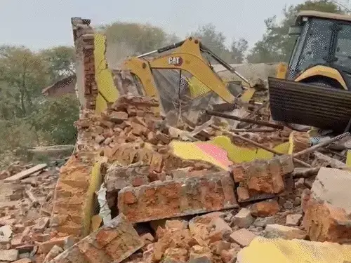 बारिश के बीच चला बुलडोजर, नकटी ग्राम के सैकड़ों लोग हुए बेघर
